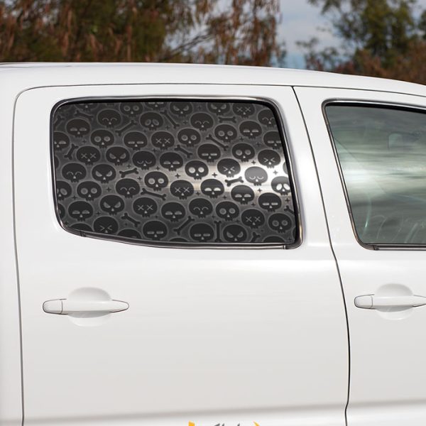 استیکر شیشه در عقب ماشین طرح اسکلت فانتزی